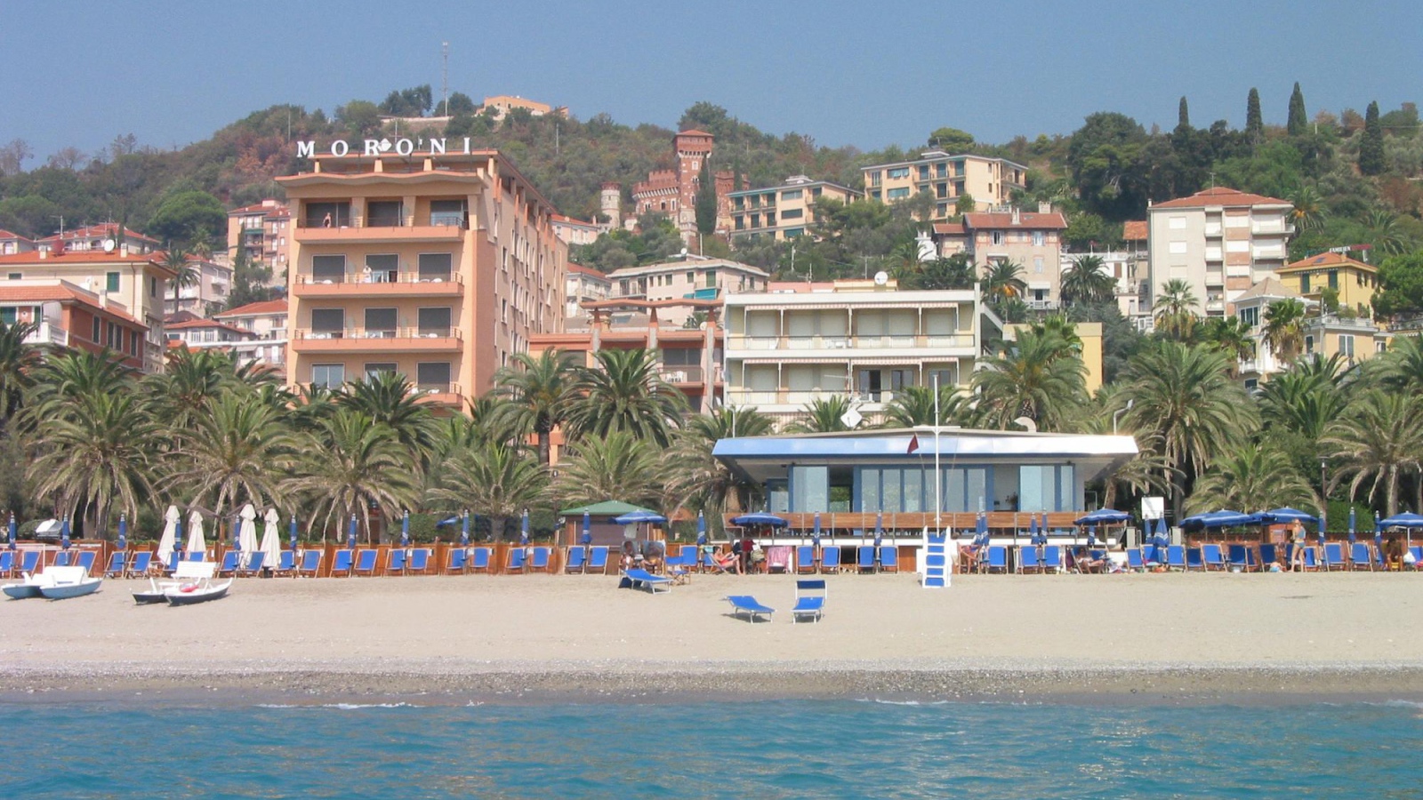 Отель на побережье на курорте Финале Лигуре, Италия