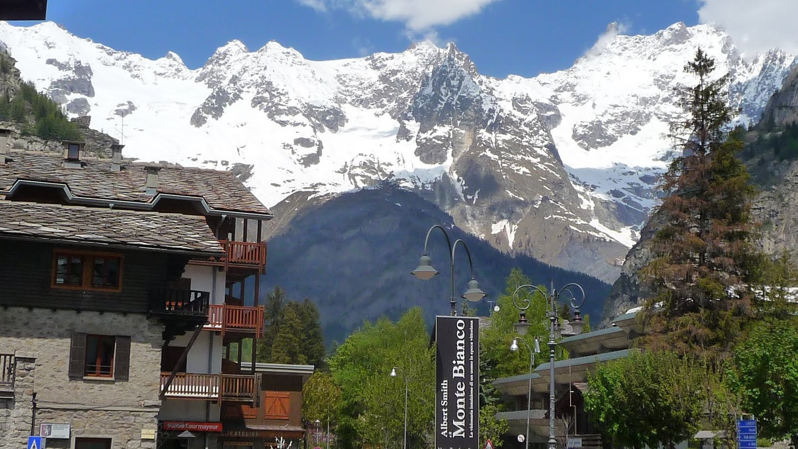 Дома на фоне гор на горнолыжном курорте Курмайор, Италия