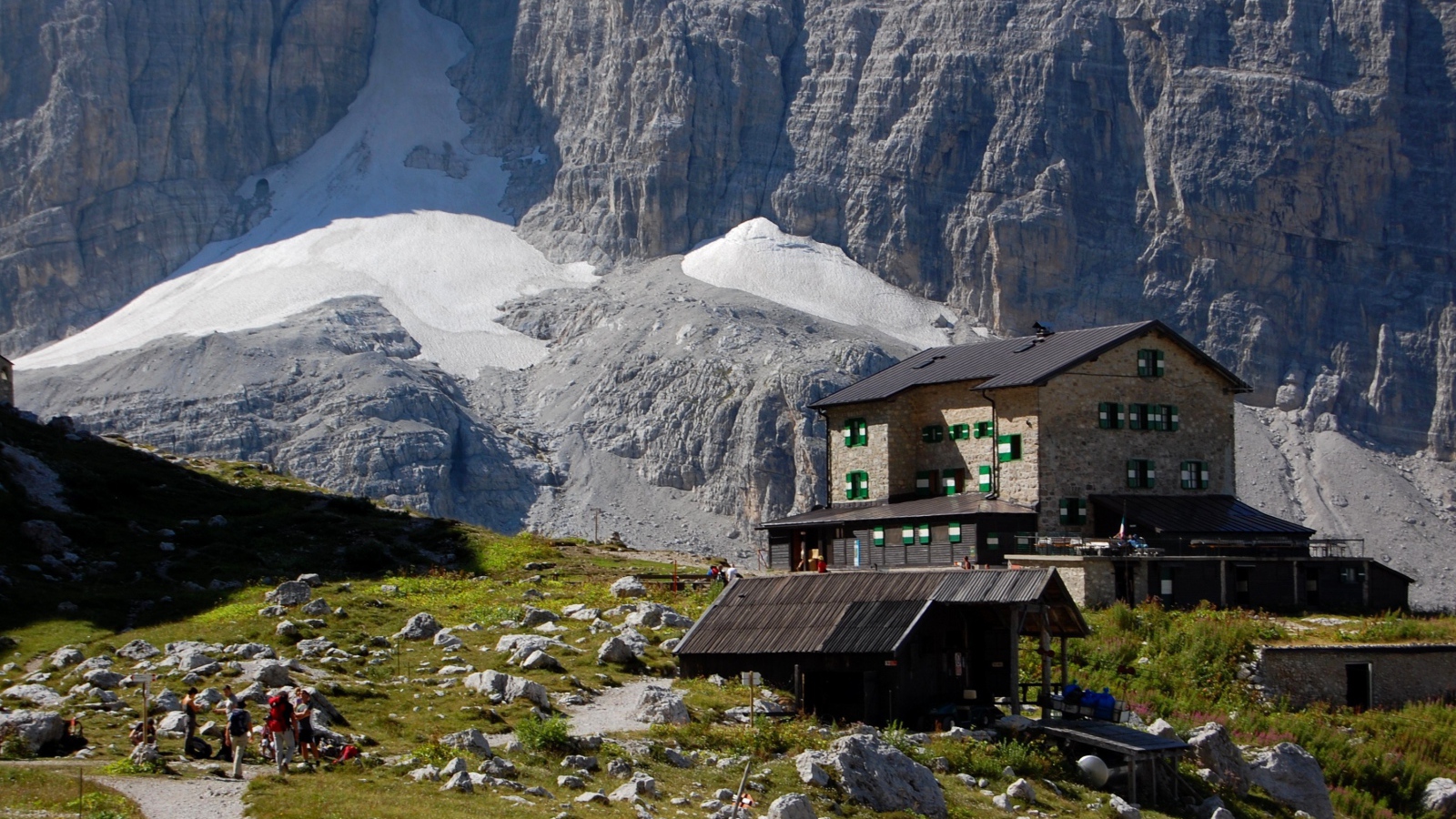 Дом на фоне гор на горнолыжном курорте Мадонна ди Кампильо, Италия