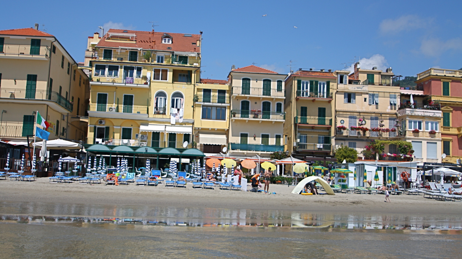 Дома на набережной на курорте Алассио, Италия