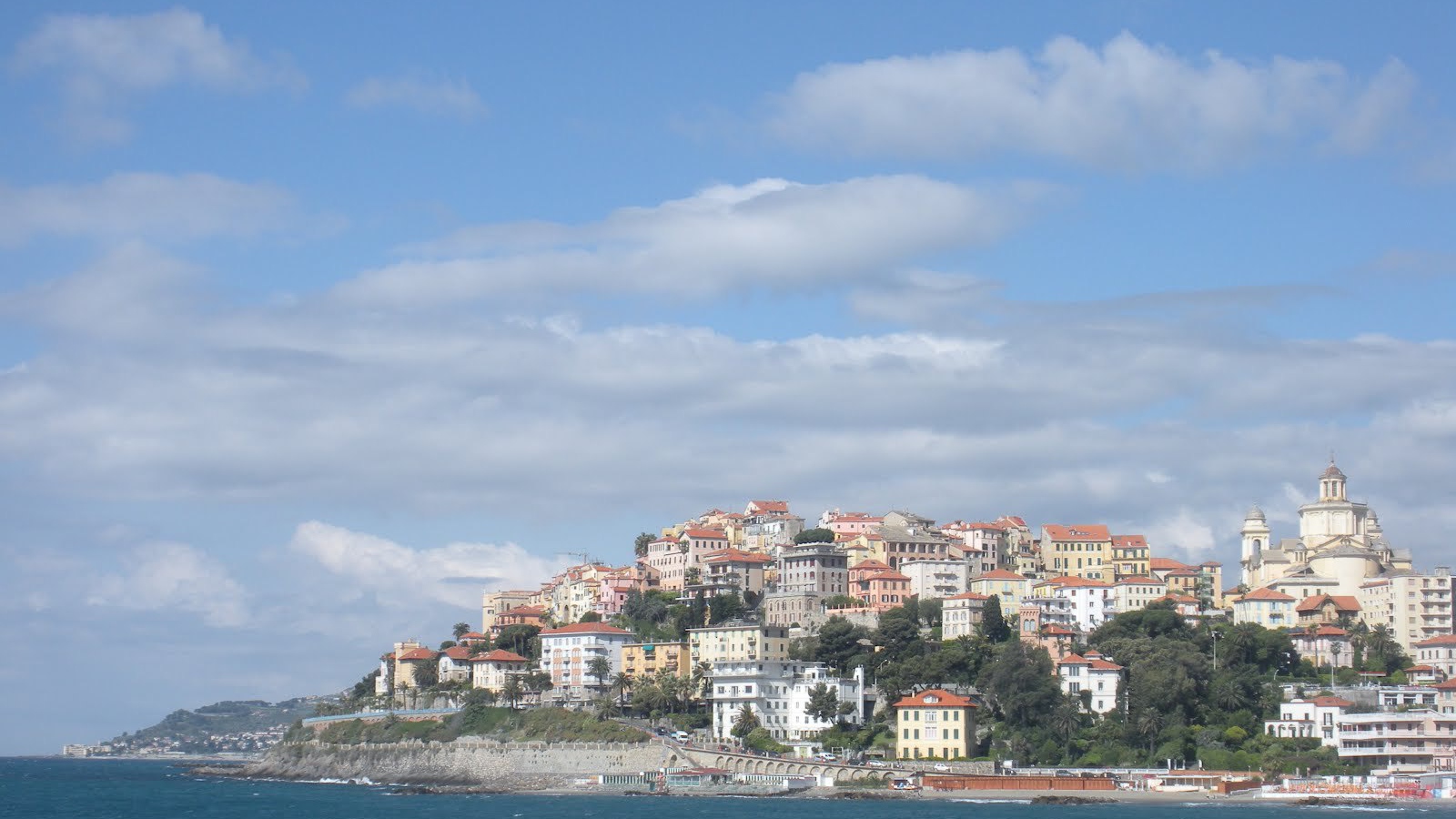 Дома на берегу моря на курорте Империя, Италия