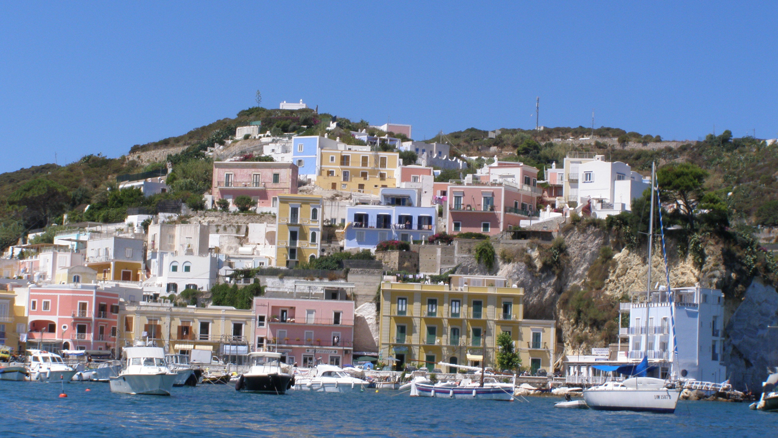 Дома на берегу на острове Понца, Италия