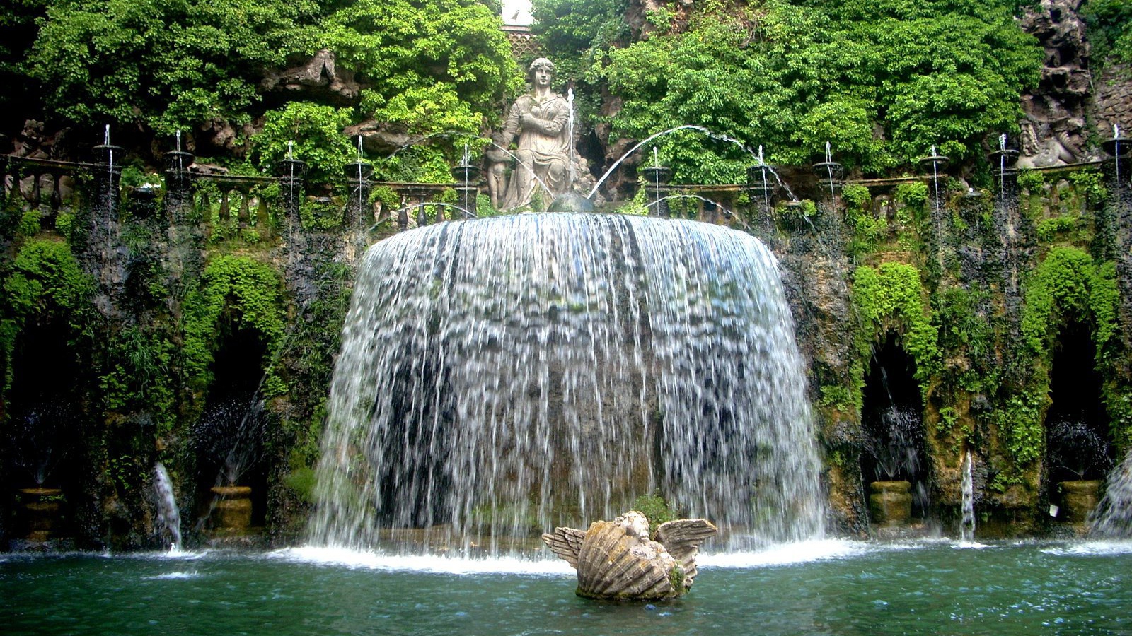 Великолепный фонтан в Тиволи, Италия