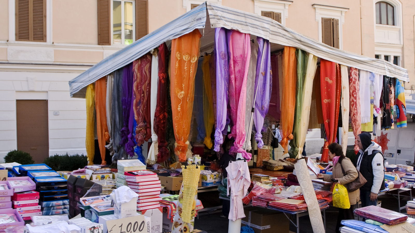 Рынок на курорте Фьюджи, Италия