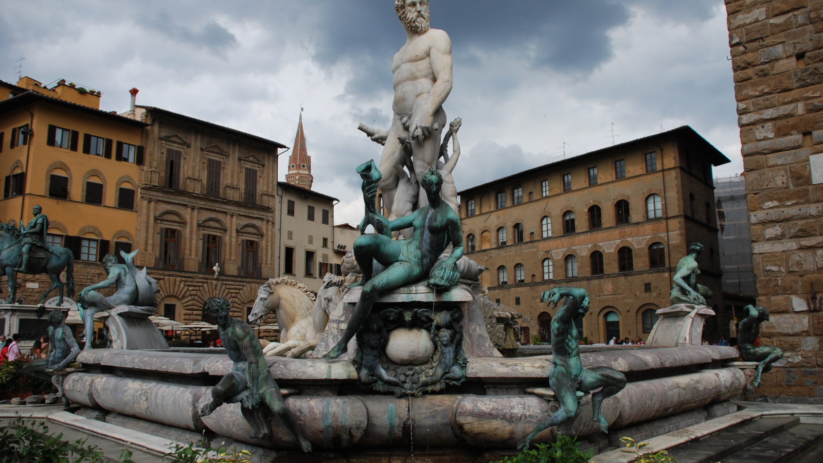 Памятник на фоне зданий во Флоренции, Италия