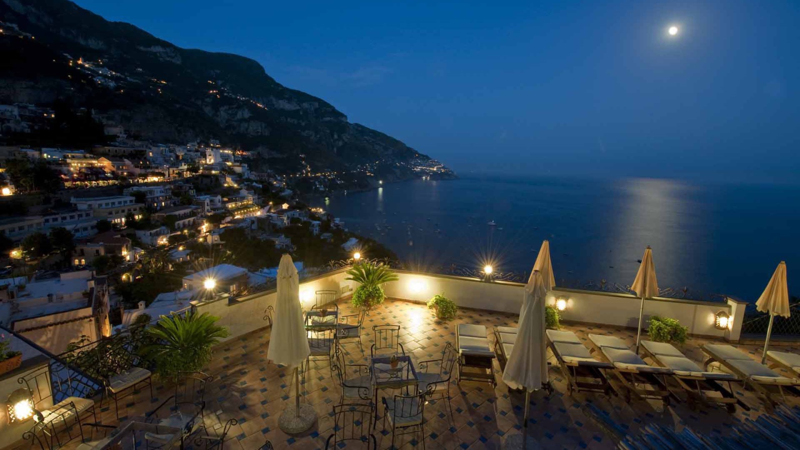 Луна над заливом на курорте Позитано, Италия