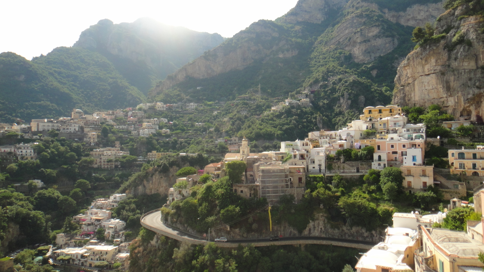 Горная дорога на курорте Позитано, Италия