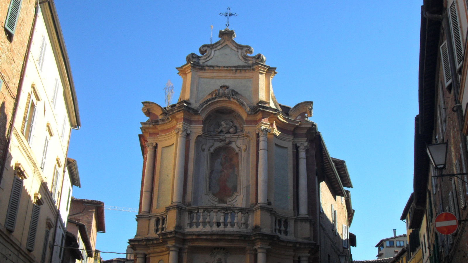 Узкие улочки в Сиене, Италия