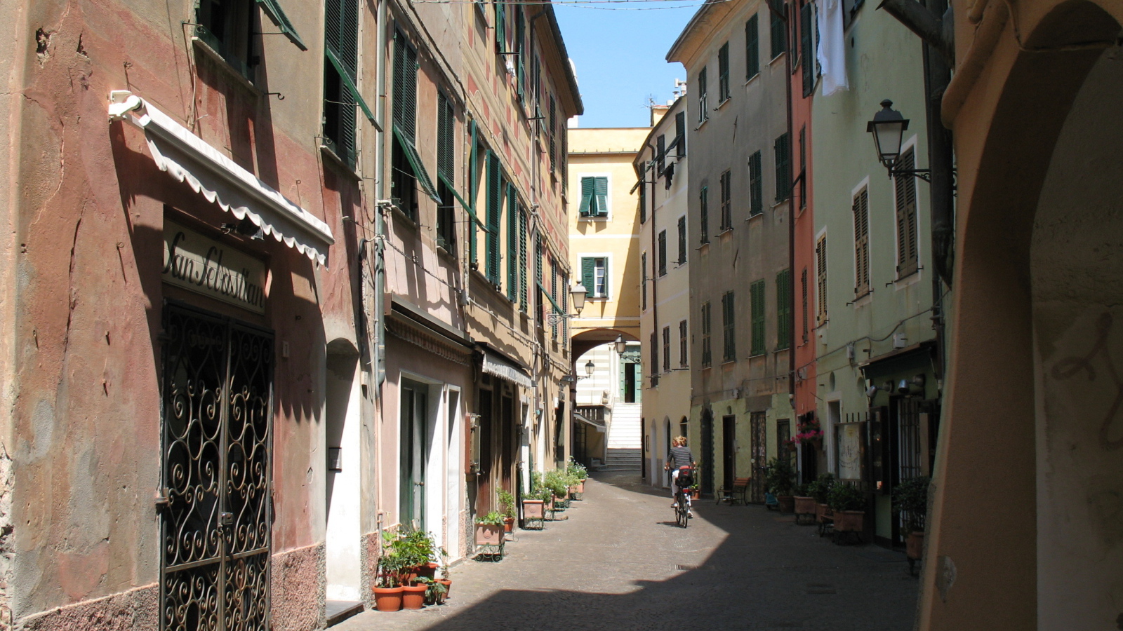 Узкие улочки на курорте Челле Лигуре, Италия