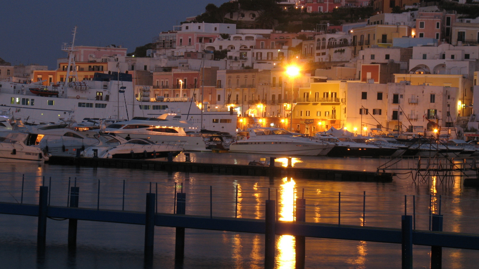 Ночь в порту на острове Понца, Италия
