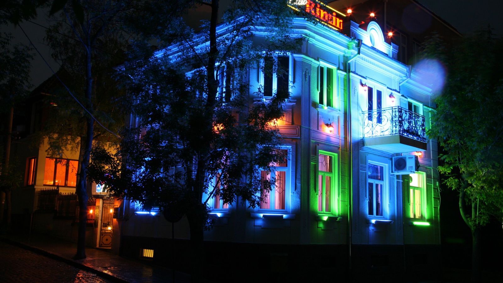 Ночная подсветка на курорте в Римини, Италия