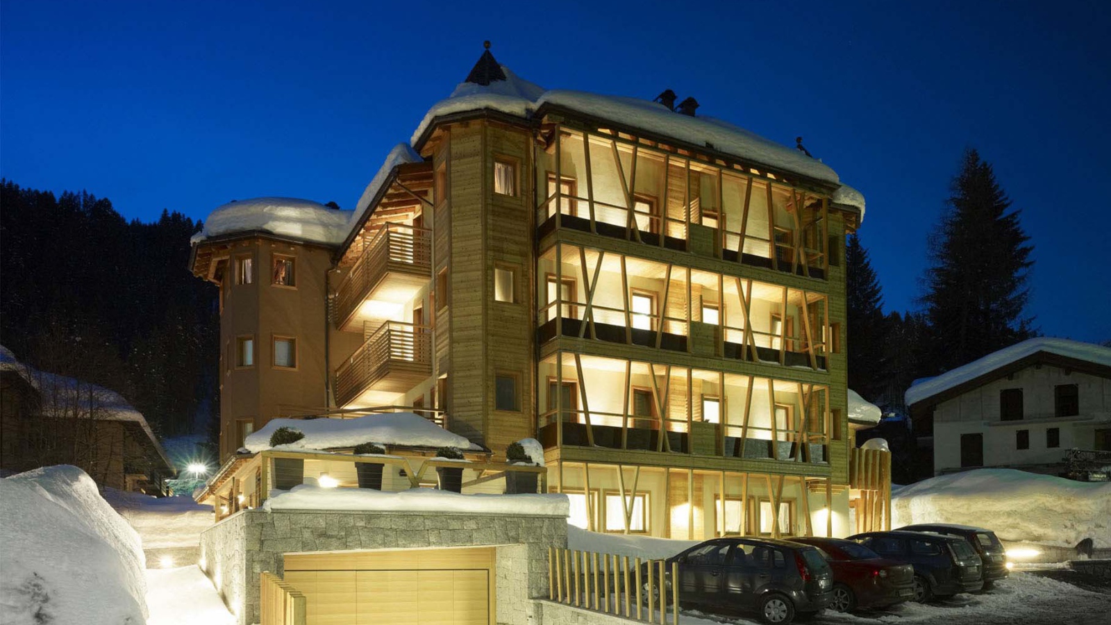 Ночные огни на горнолыжном курорте Мадонна ди Кампильо, Италия