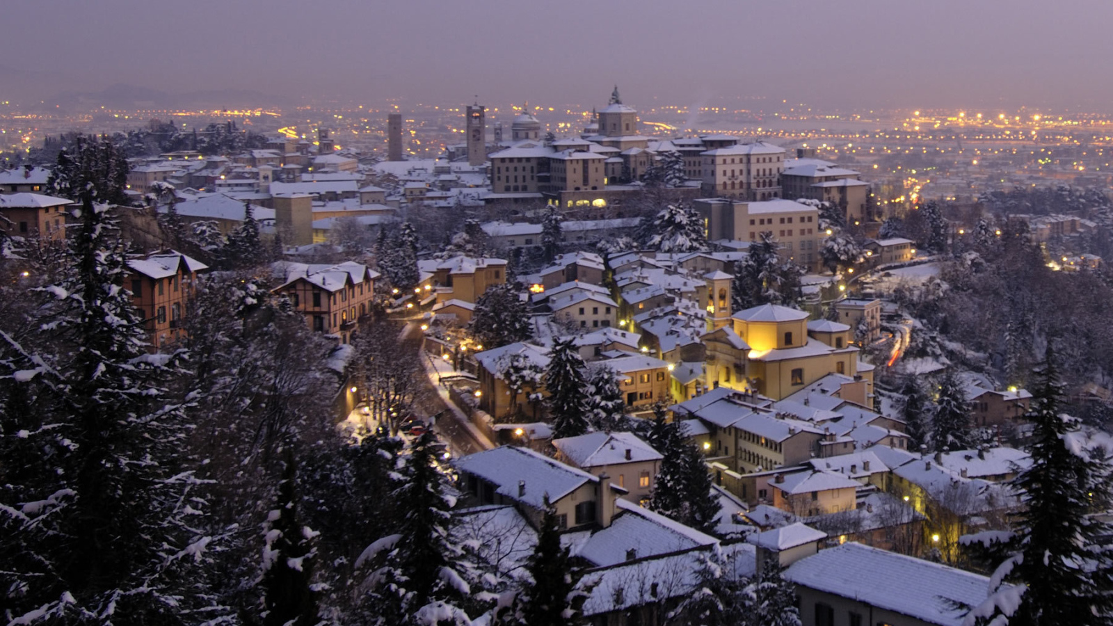 Ночные огни в Бергамо, Италия