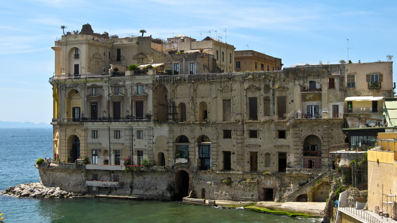 Старинный дом в Неаполе, Италия