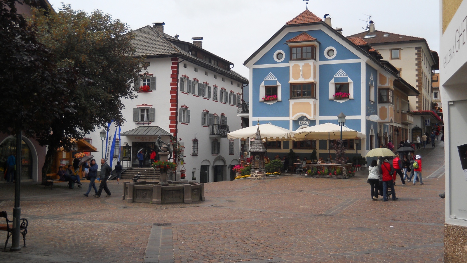 Старинные дома на курорте Ортизей, Италия