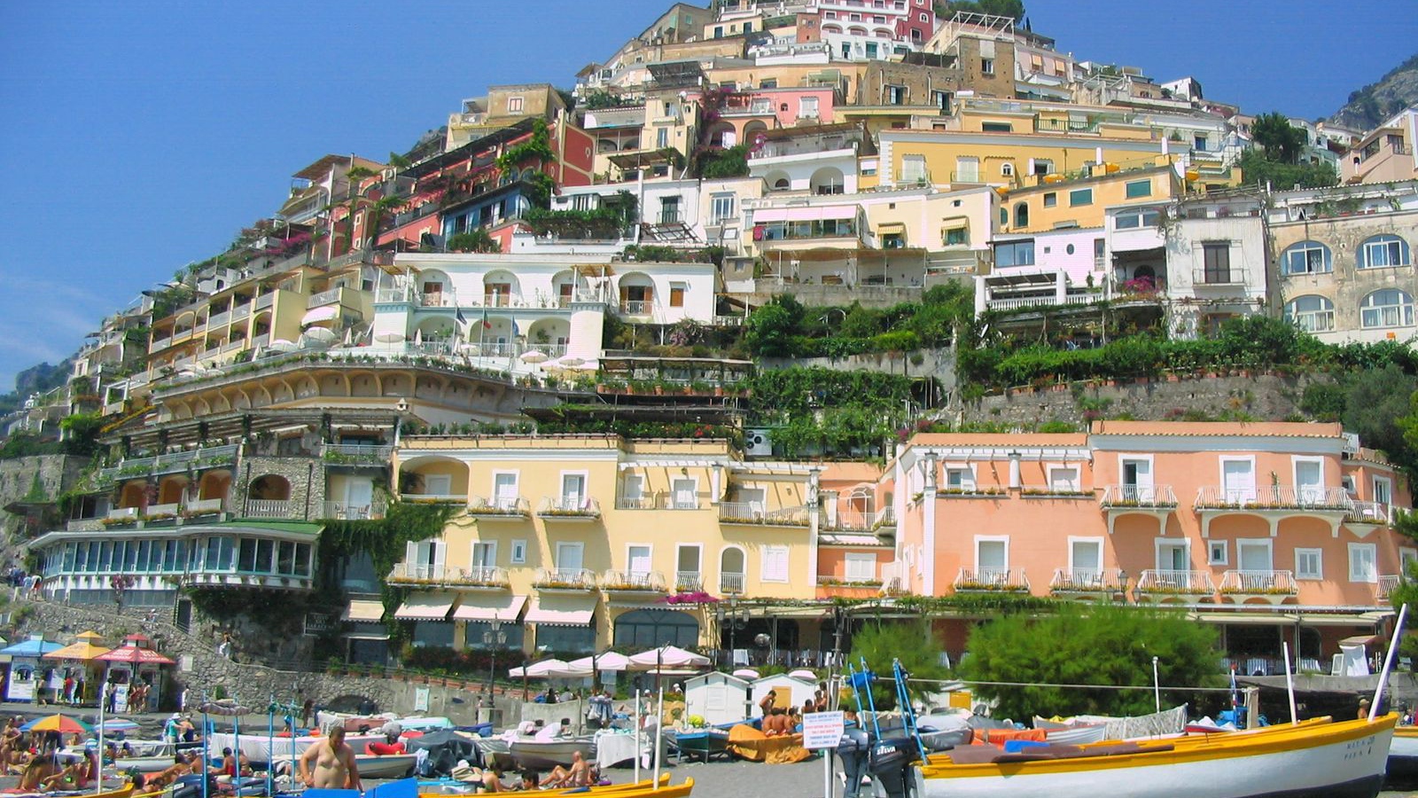 На набережной на курорте Позитано, Италия