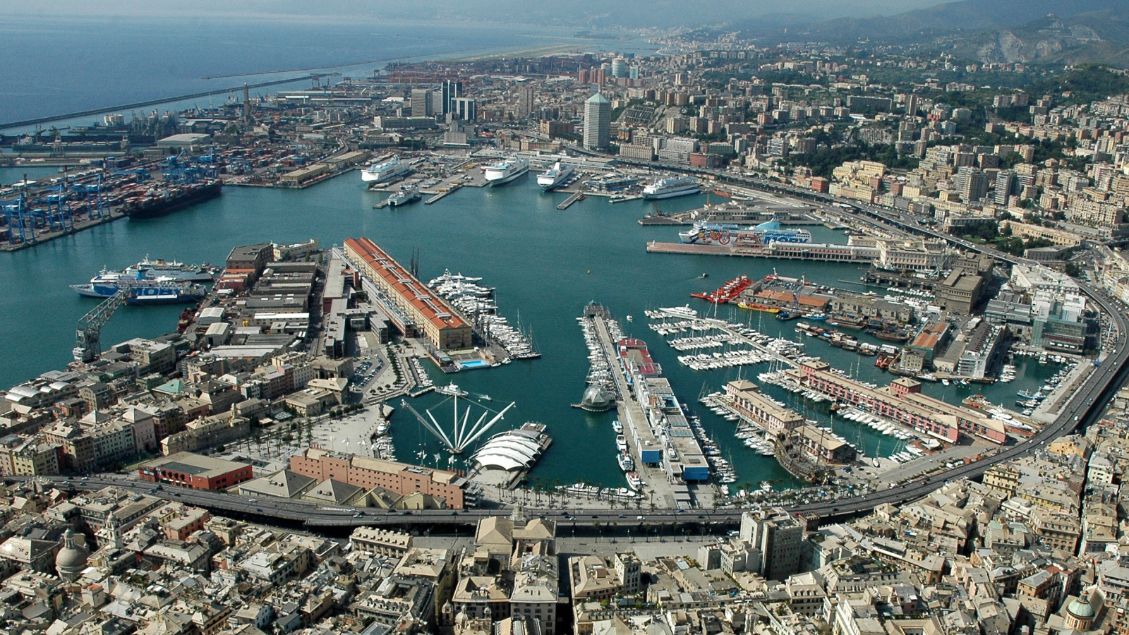 Панорама порта в Генуе, Италия