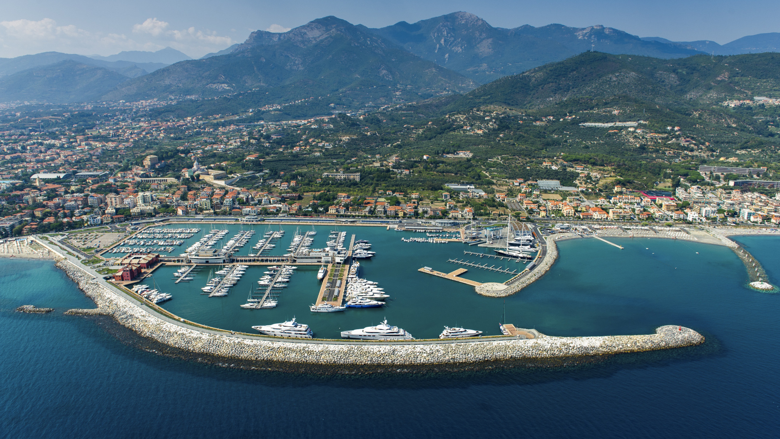 Порт в Лоано, Италия