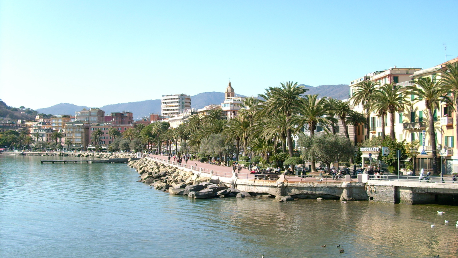 Набережная на курорте Рапалло, Италия