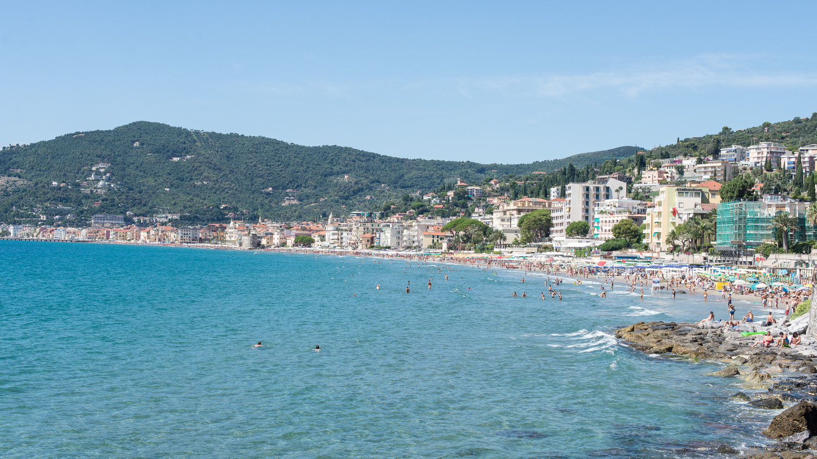 Отдых на пляже на курорте Алассио, Италия