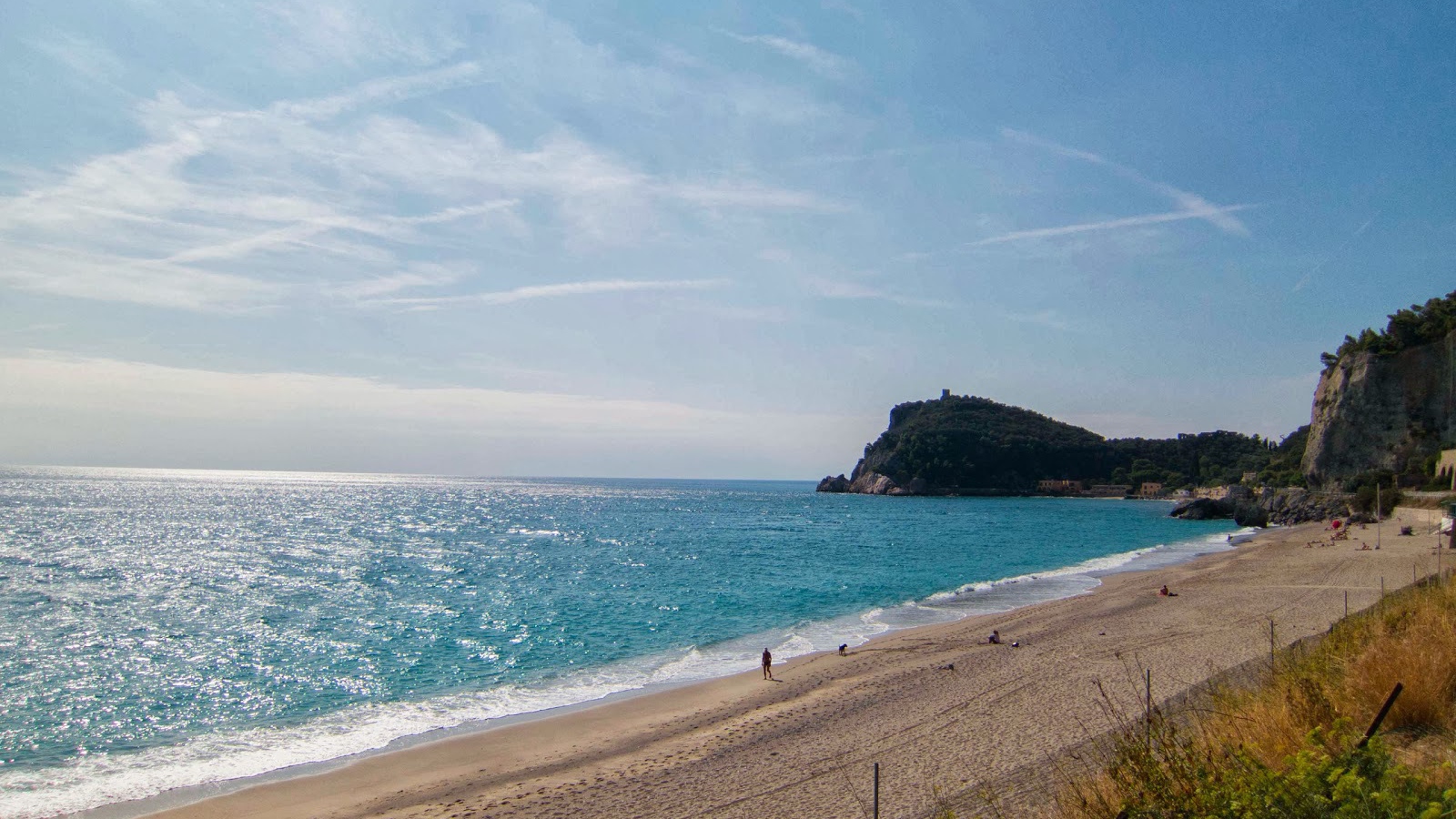 Отдых на пляже на курорте Ноли, Италия