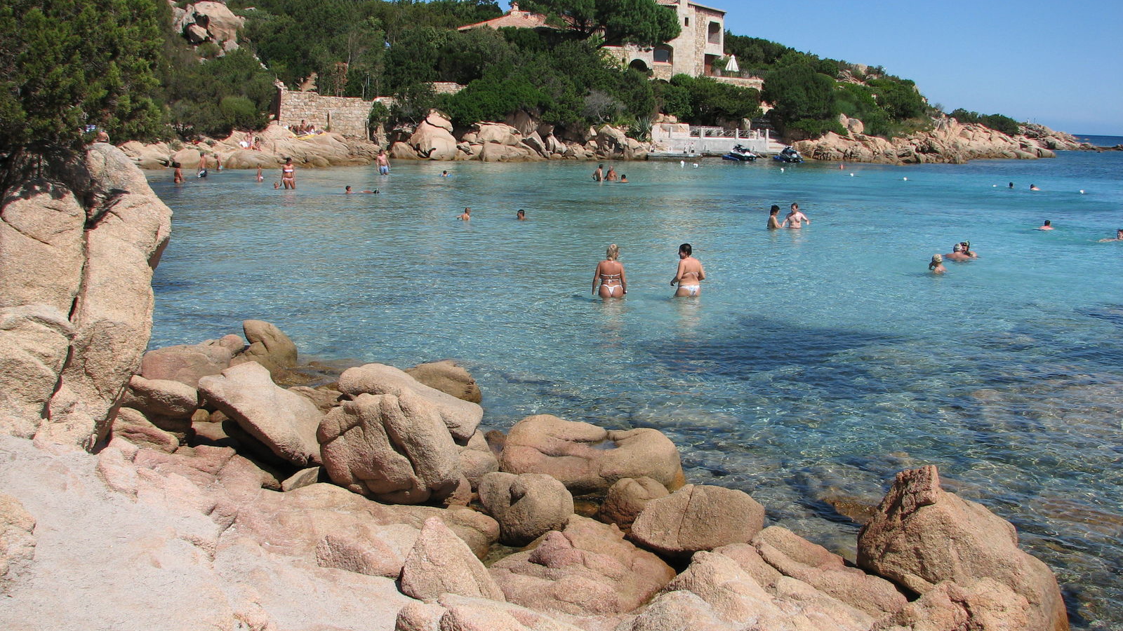 Отдых на пляже на курорте Коста Смеральда, Италия