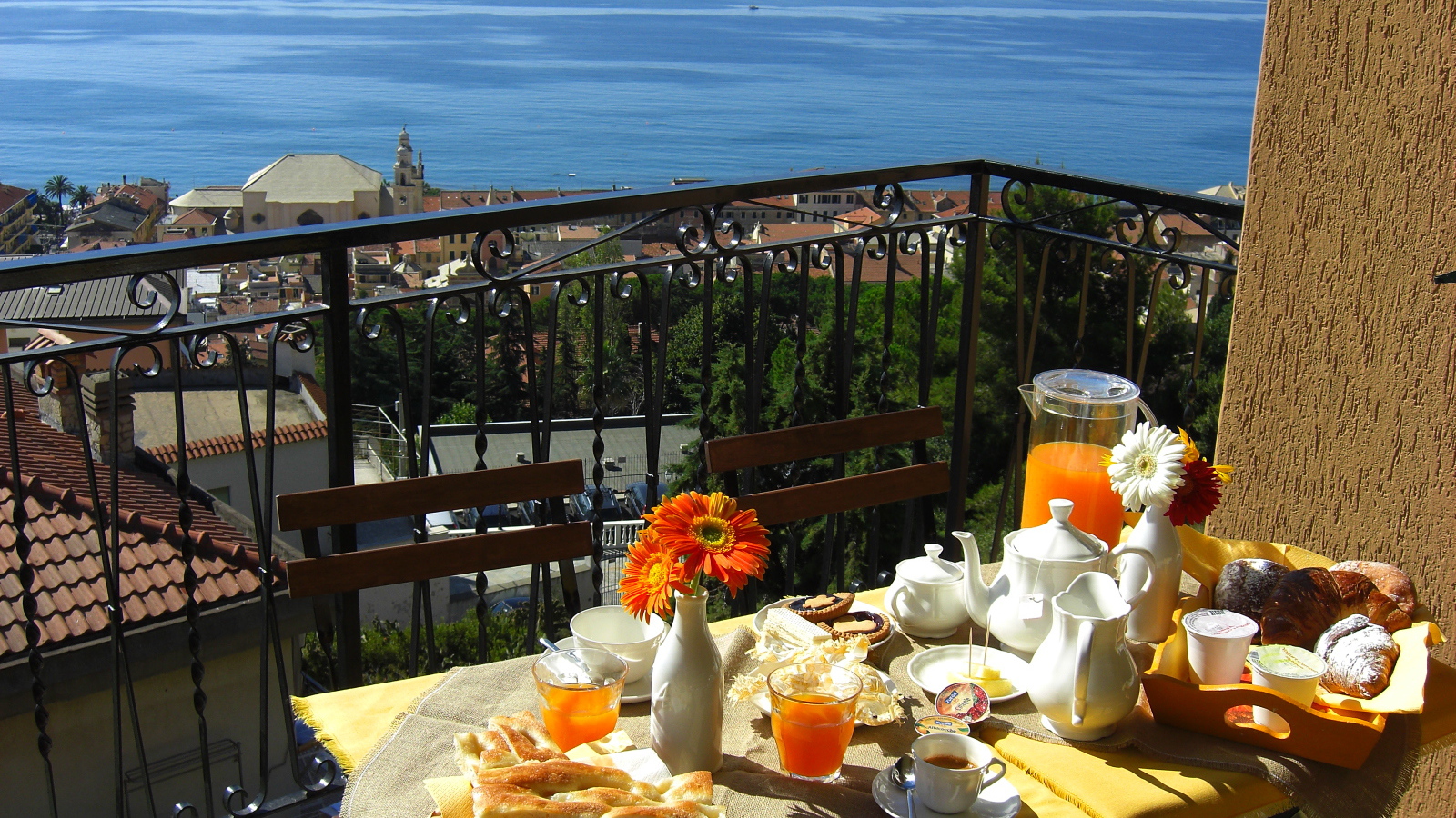 Отдых в кафе на террассе на курорте в Пьетра Лигуре, Италия