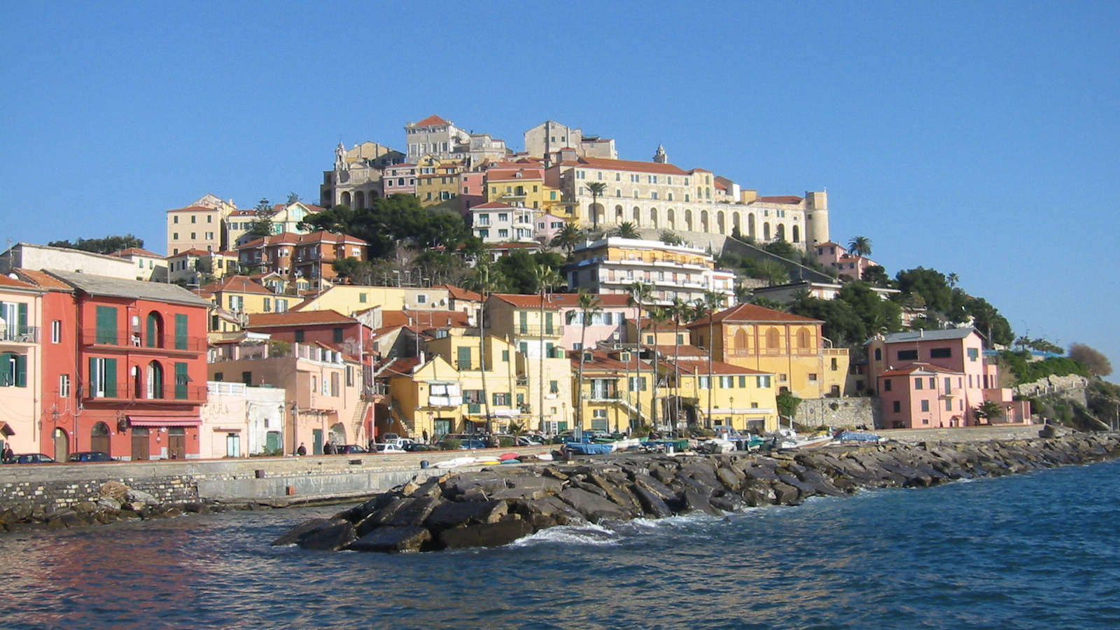 Каменистый берег на курорте Империя, Италия