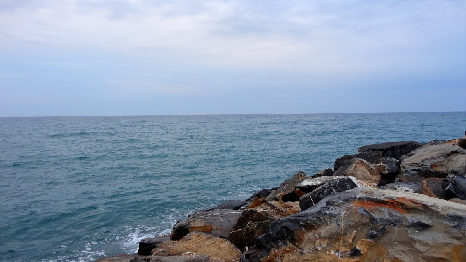 Каменистый берег на курорте Диано Марино, Италия