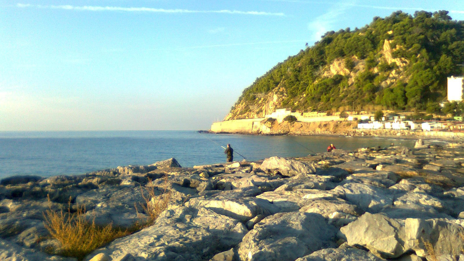 Каменистый берег на курорте Сан Бартоломео Аль Маре, Италия