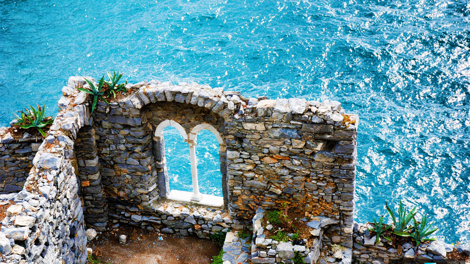 Руины над морем в Лигурии, Италия