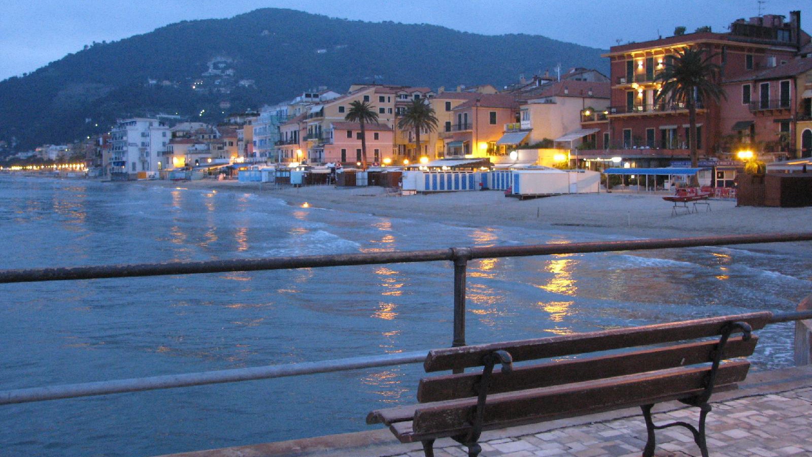 Лавка на набережной на курорте Алассио, Италия