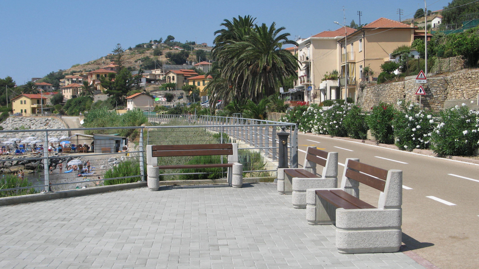 Лавочки на набережной в Санто Стефано аль Маре, Италия