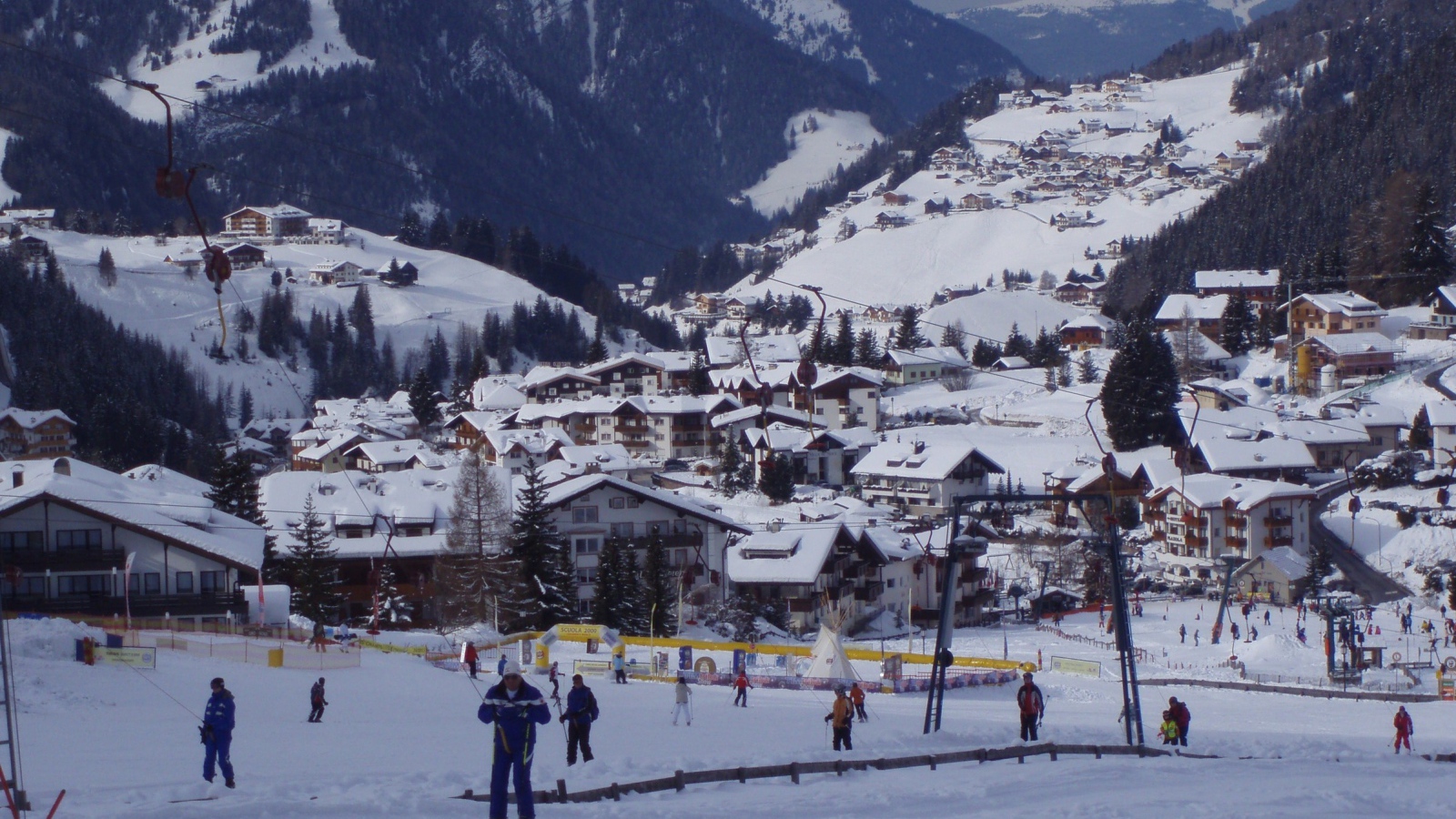 Катание на лыжах на горнолыжном курорте Валь Гардена, Италия