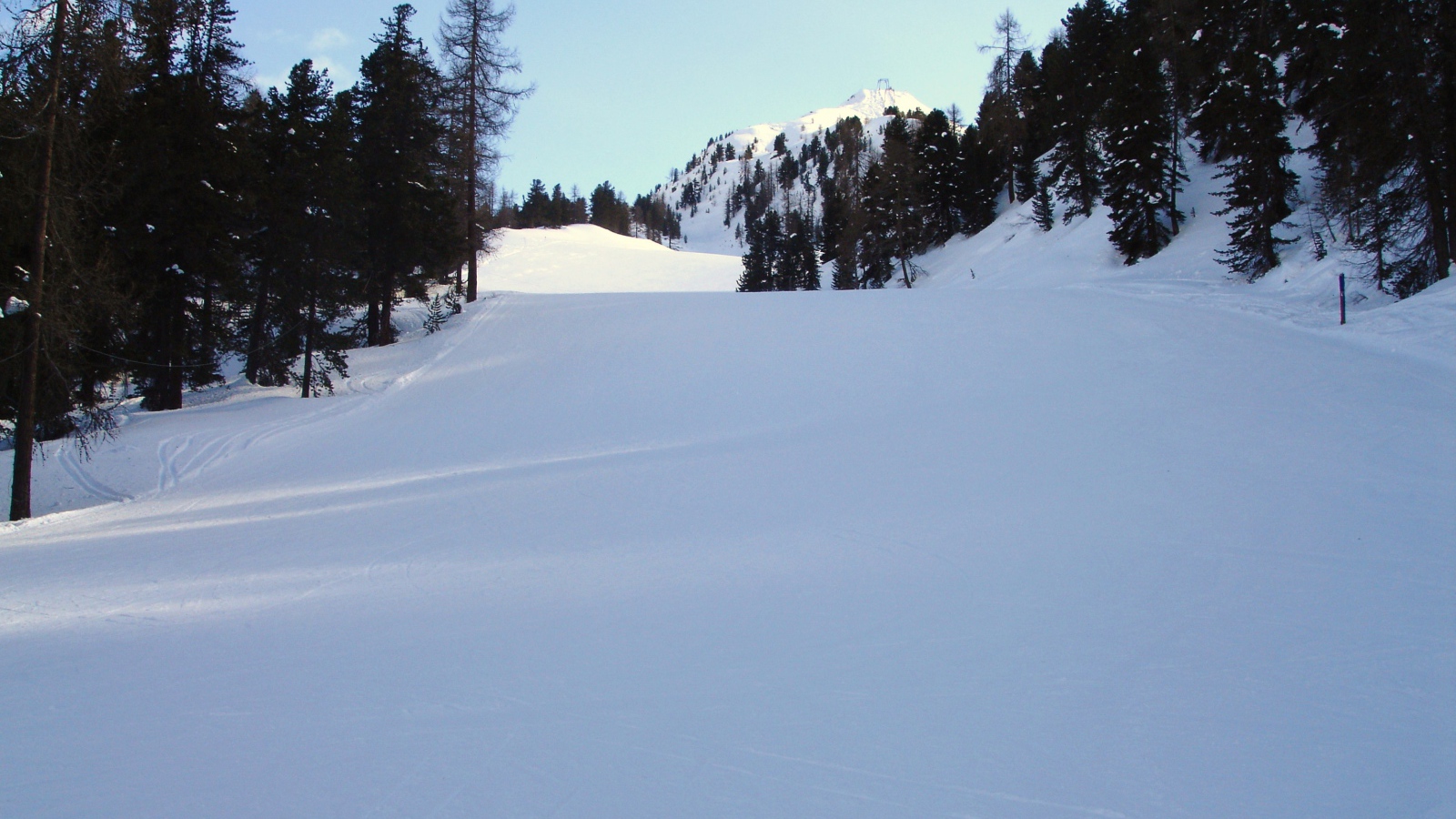 Снежные склоны в окрестностях курорта в Бормио, Италия