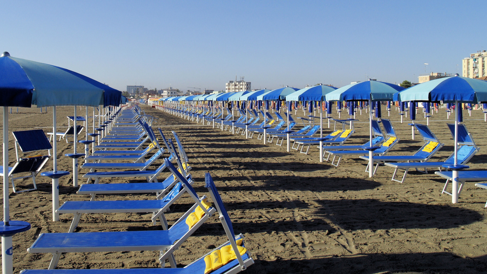 Весенний отдых на пляже на курорте Сан Бартоломео Аль Маре, Италия