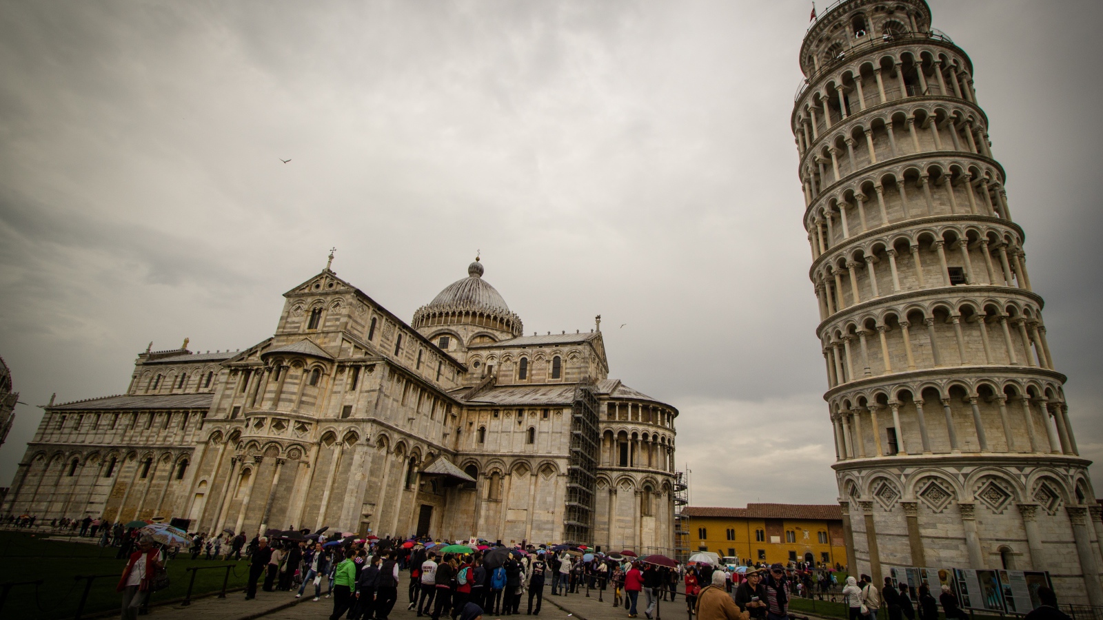 Площадь перед собором в Пизе, Италия