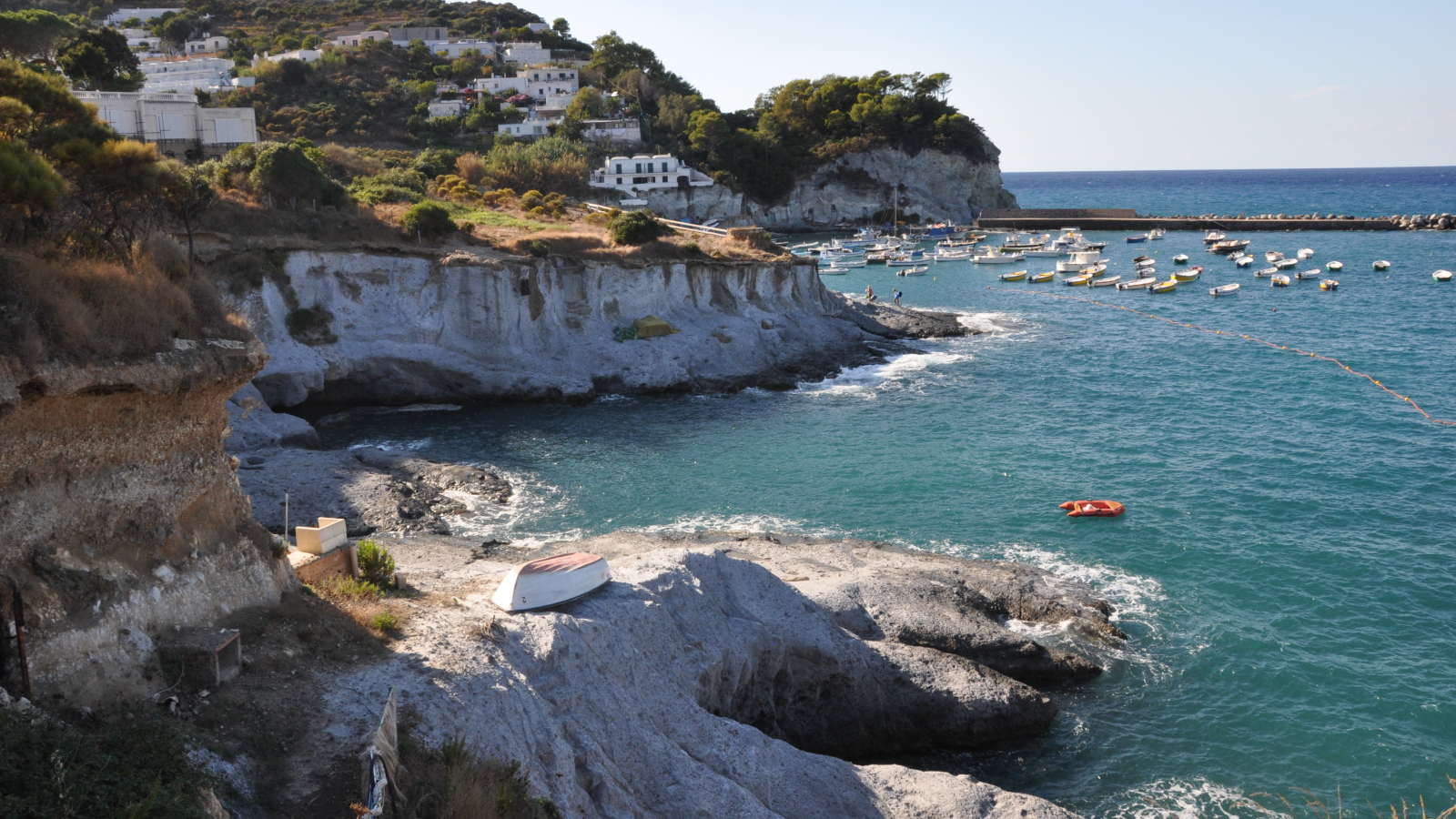 Обрывистые берега на острове Понца, Италия