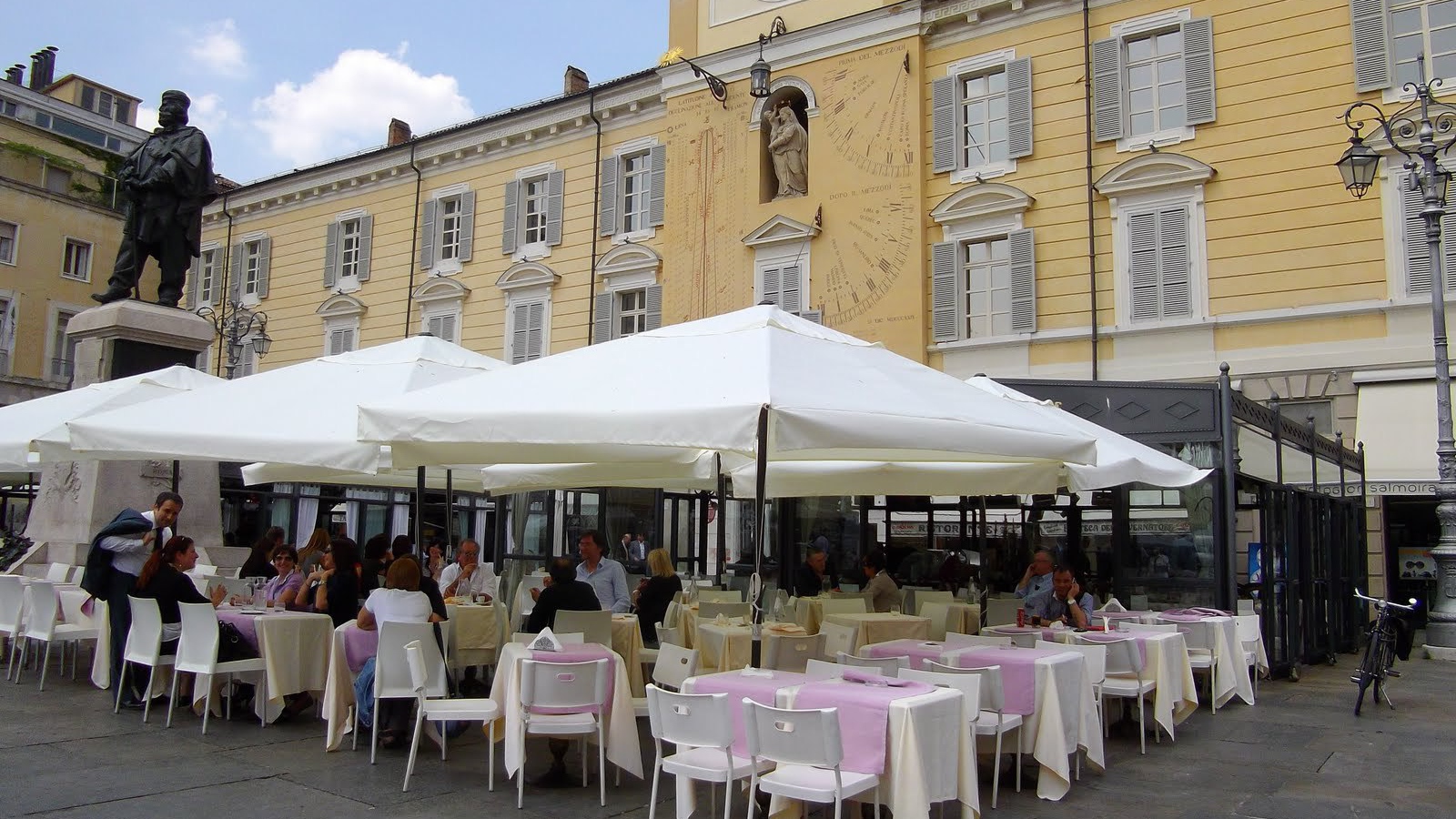 Уличное кафе в Парме, Италия