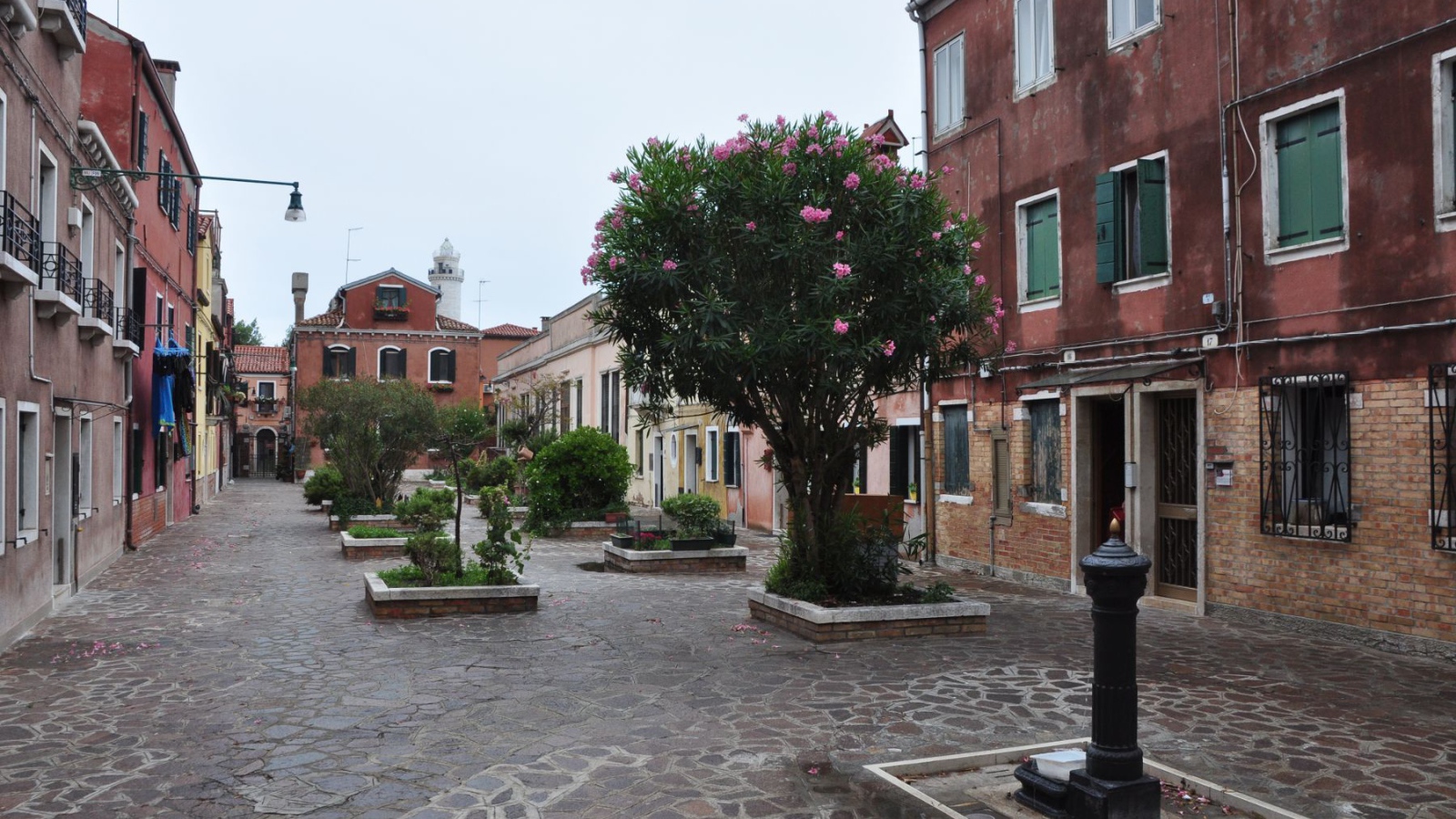 Улица в городе на острове Мурано, Италия