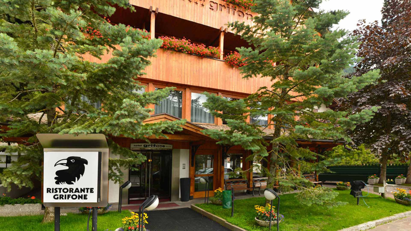 Летний вид отеля Грифон на горнолыжном курорте Мадонна ди Кампильо, Италия