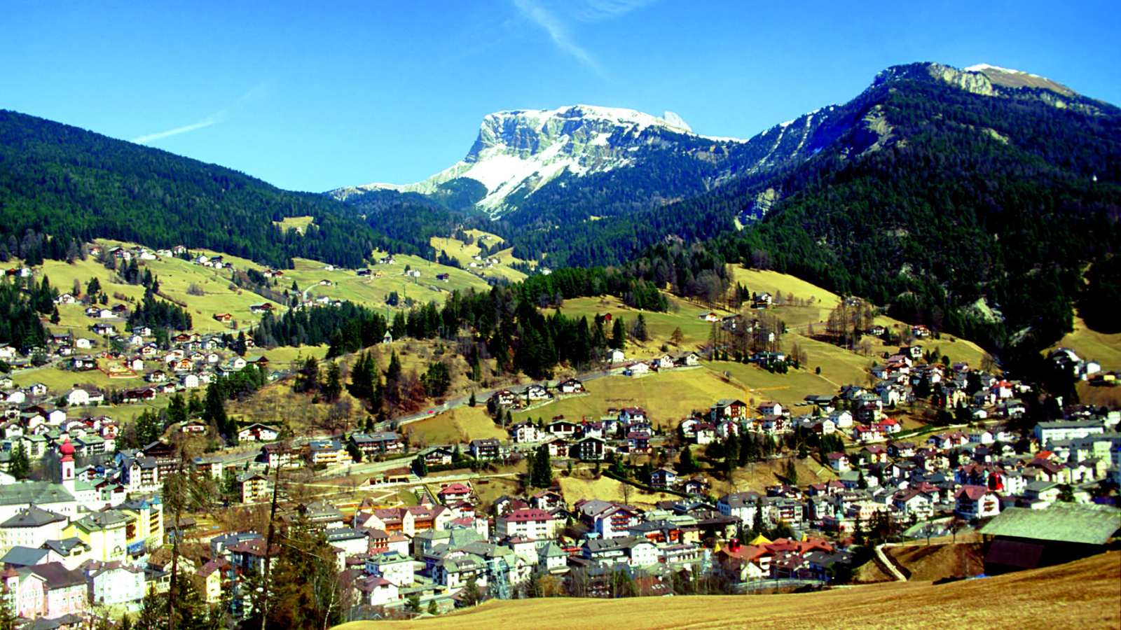 Летний пейзаж на горнолыжном курорте Валь Гардена, Италия