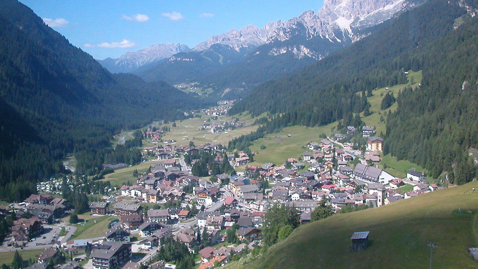 Летний пейзаж на горнолыжном курорте Валь-Ди-Фасса, Италия