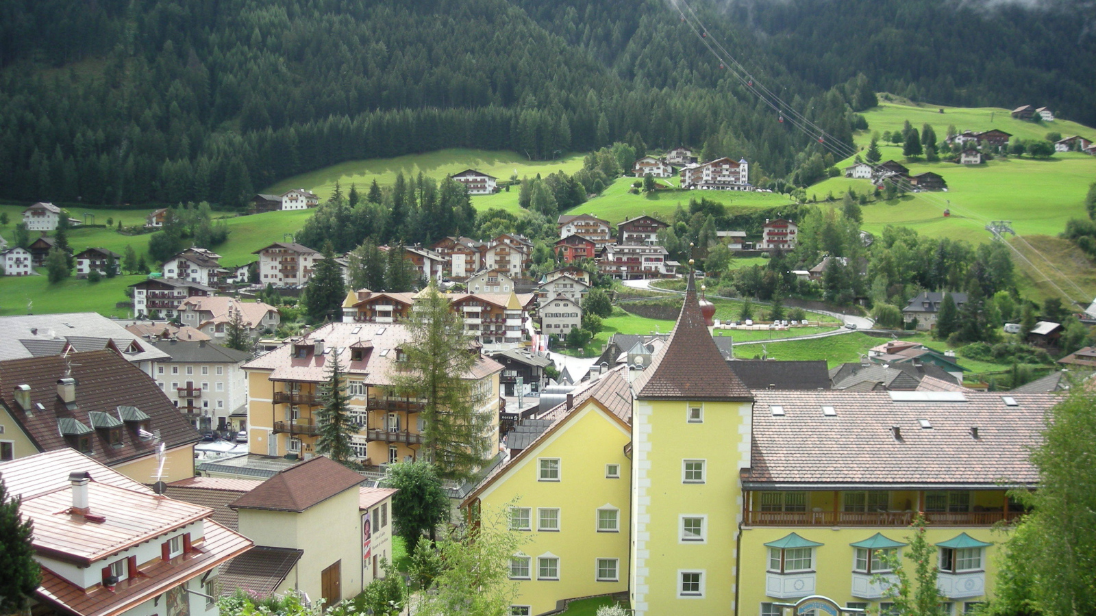 Летний пейзаж на курорте Ортизей, Италия