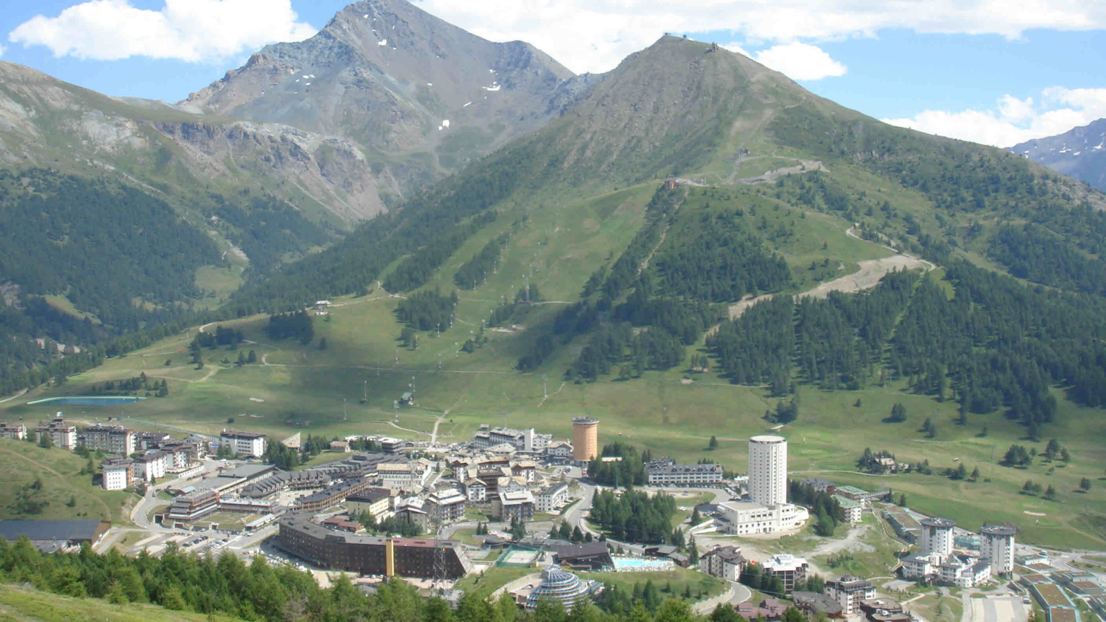 Летняя панорама на горнолыжном курорте Сестриер, Италия