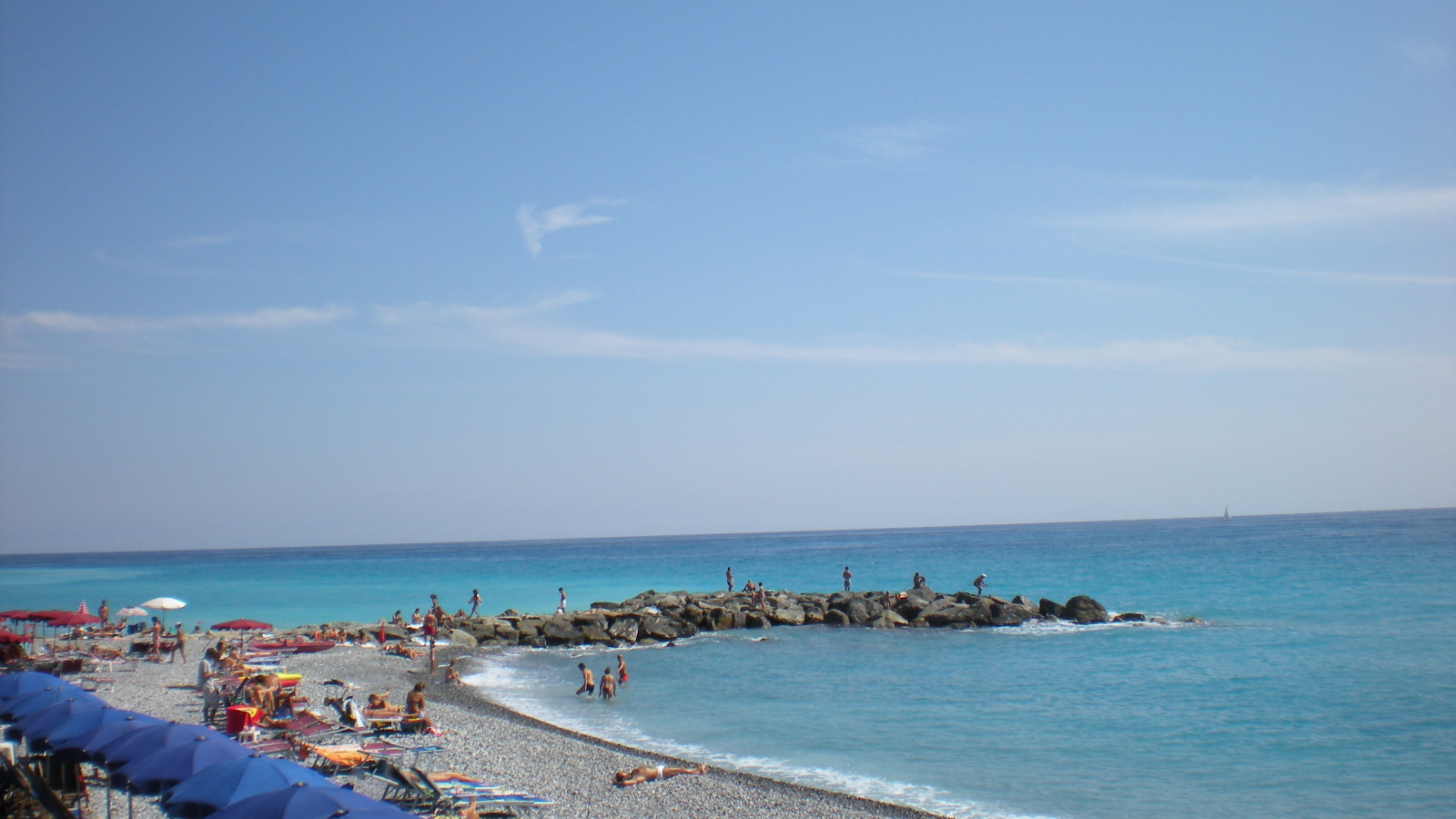 Летний отдых на пляже на курорте Бордигера, Италия