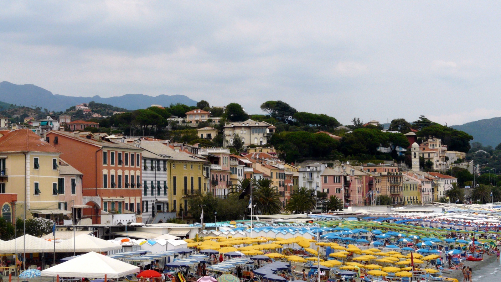 Летний отдых на пляже на курорте Челле Лигуре, Италия