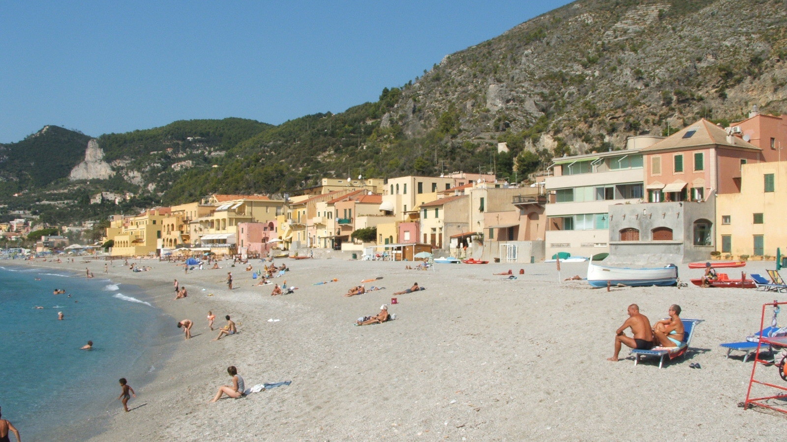 Летний отдых на пляже на курорте Финале Лигуре, Италия