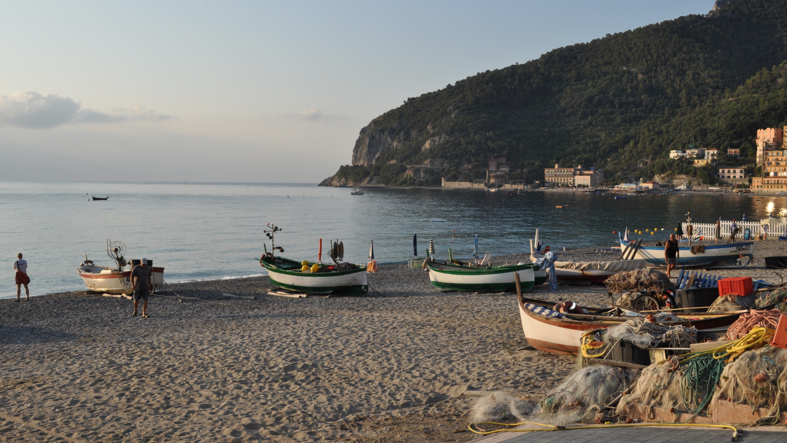 Летний отдых на пляже на курорте Ноли, Италия