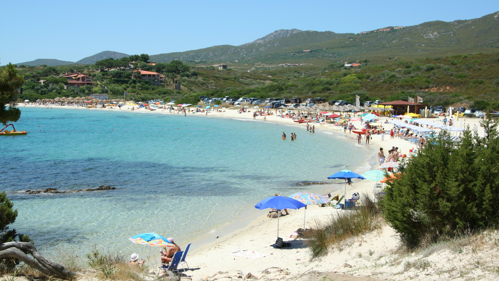 Летний отдых на пляже на курорте Коста Смеральда, Италия